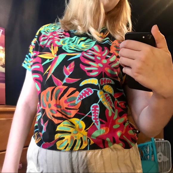 Colorful tropical print crop top t-shirt - Picture 2 of 4